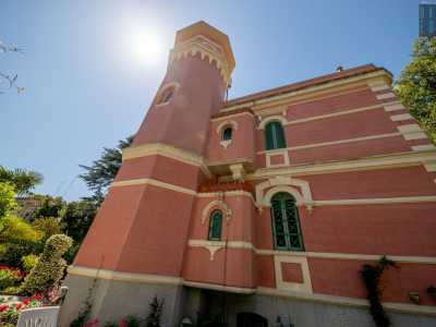 �La villa in origine era di colore rosso, successivamente fu resa completamente bianca e infine venne dipinta nell�attuale tonalit� rosa�, ci illustra Anna mentre la seguiamo sul lato destro della struttura